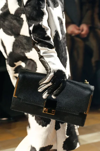 Look 16